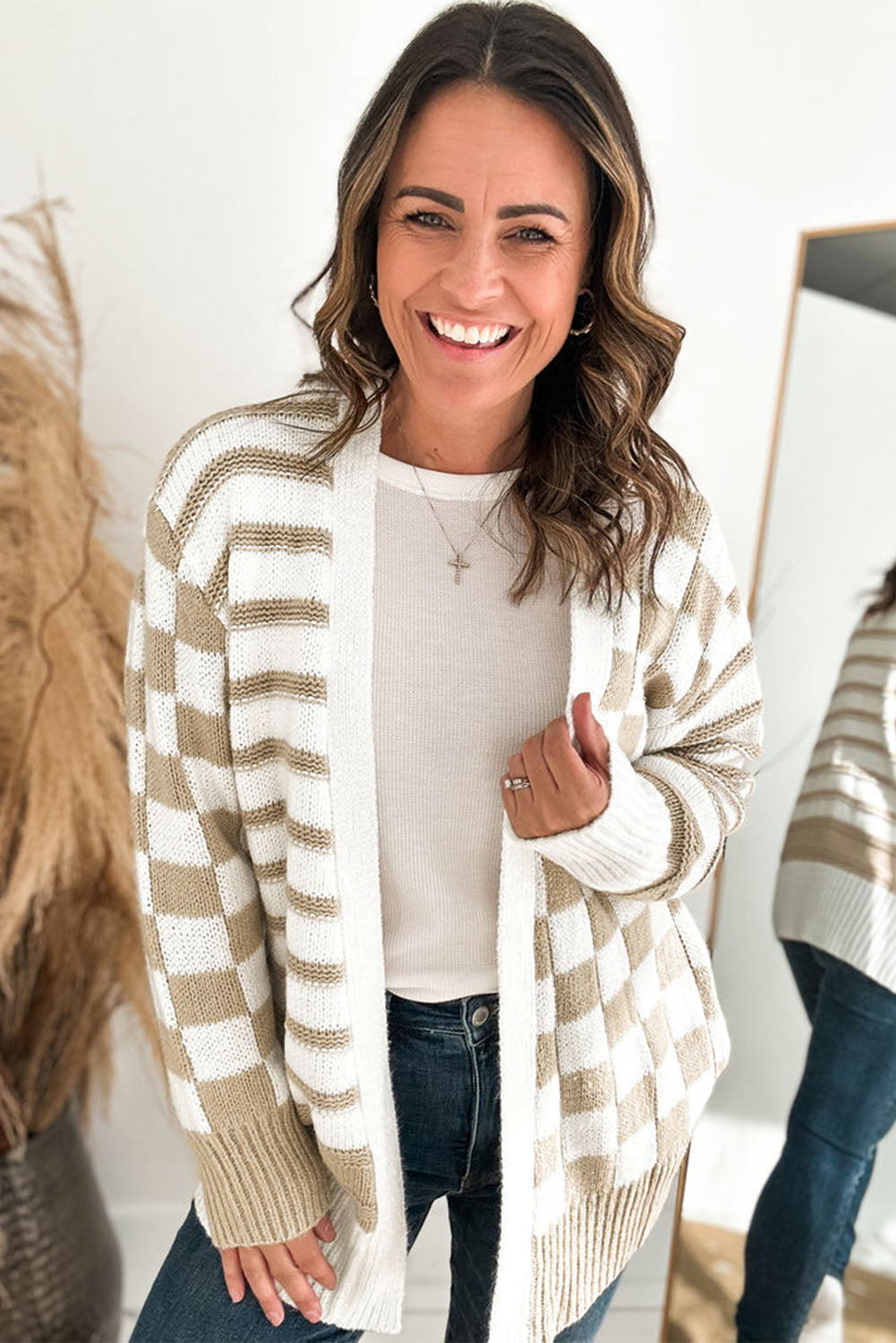 Rauchgrauer gestreifter gingham-strickcardigan mit offener vorderseite