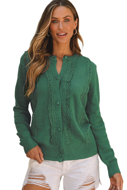 Grüne strickjacke mit spitzenbesatz und geripptem rundhalsausschnitt und knopfleiste