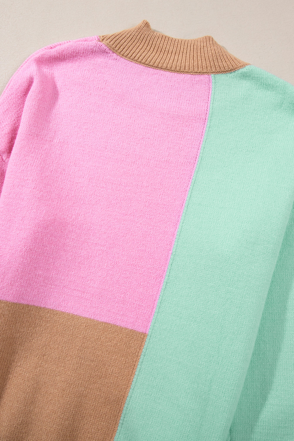 Mehrfarbiger colorblock-pullover mit geripptem halsausschnitt
