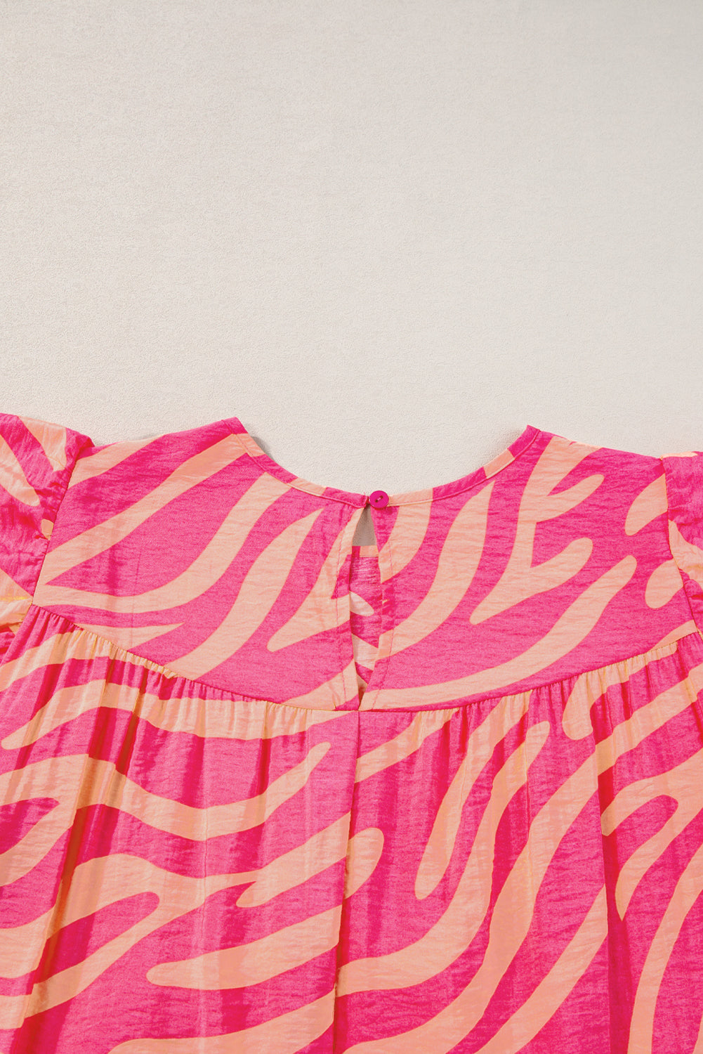 Rosa zebrastreifen bedrucktes kleid mit rüschenbesatz und taschen