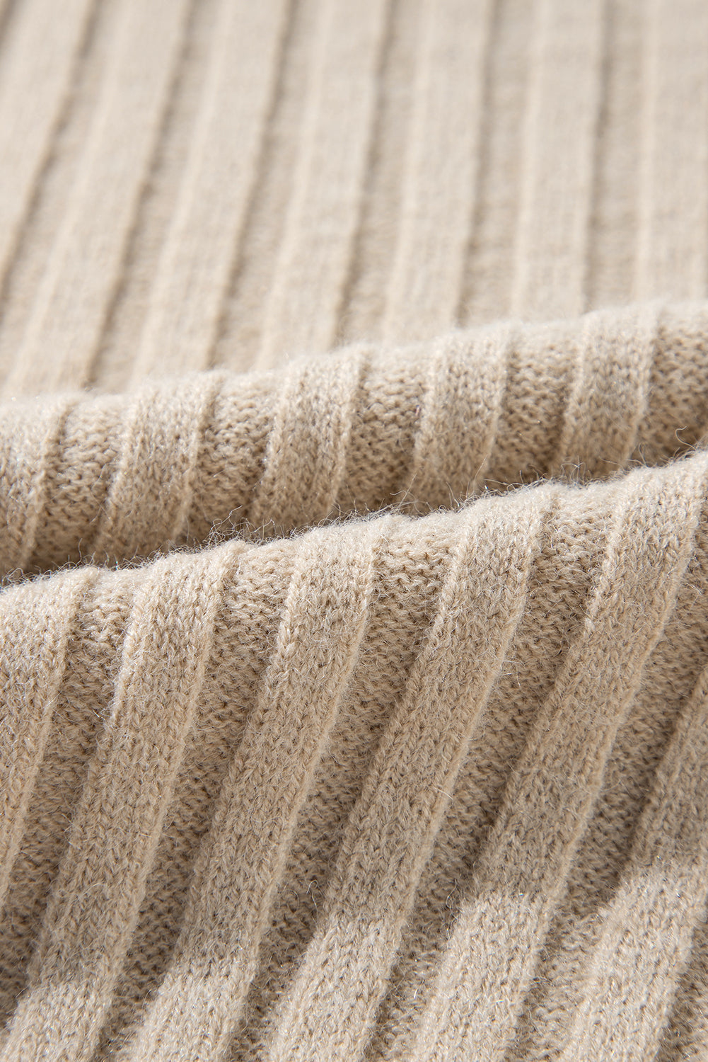 Khakifarbener strickpullover mit rundhalsausschnitt und schulterträger