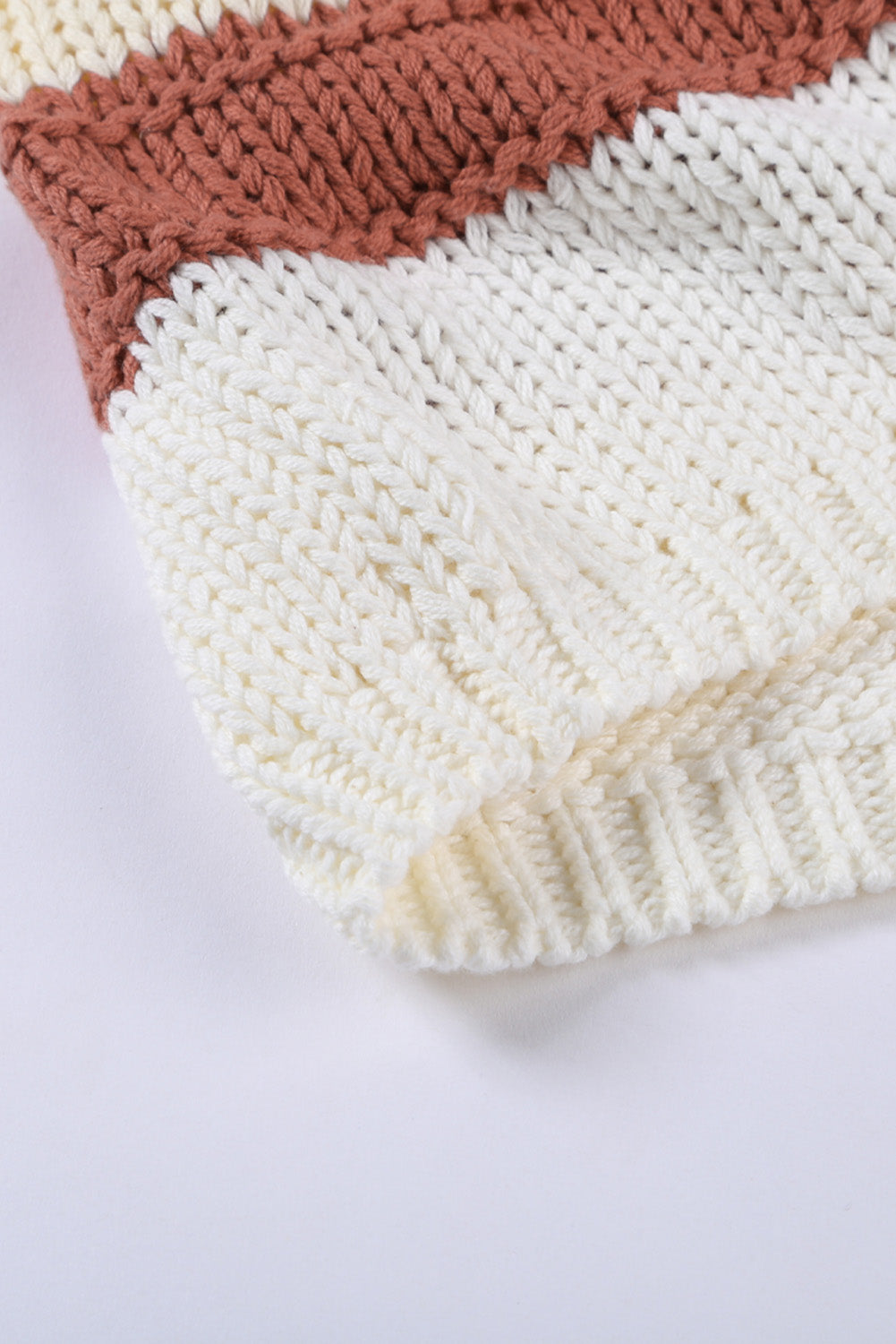Pullover mit v-ausschnitt und gestrickten laternenärmeln