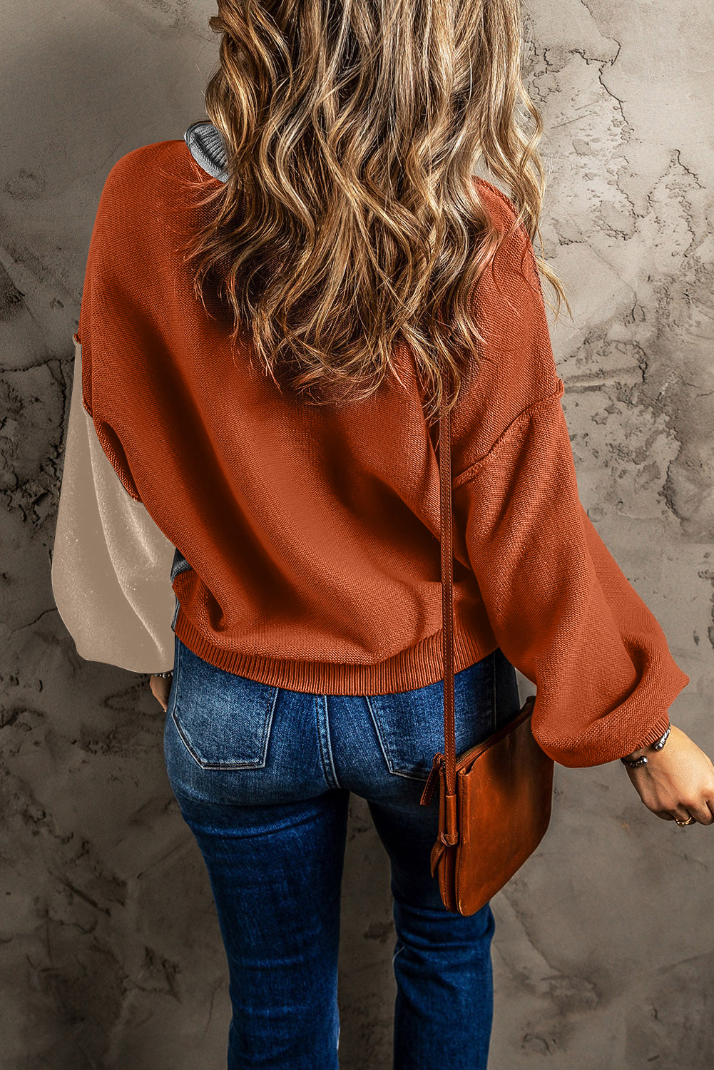 Grauer colorblock-pullover mit gerippten ärmeln und zierleisten