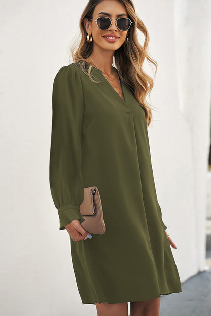 Grünes shirtkleid mit gerafften ärmeln und geteiltem v-ausschnitt
