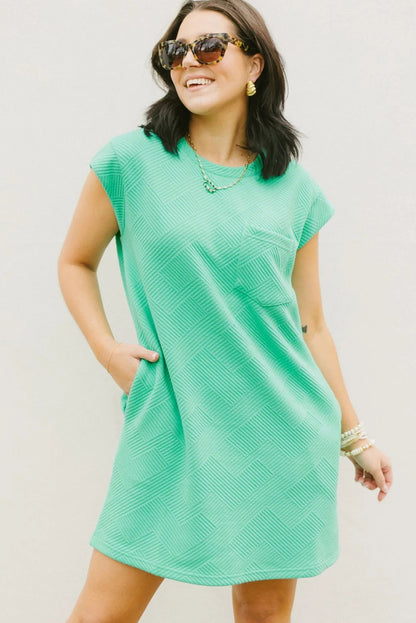Mintgrünes strukturiertes t-shirt-kleid mit langen ärmeln