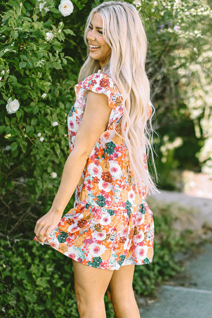 Lila kleid mit geteiltem ausschnitt und flatterärmeln mit blumendruck
