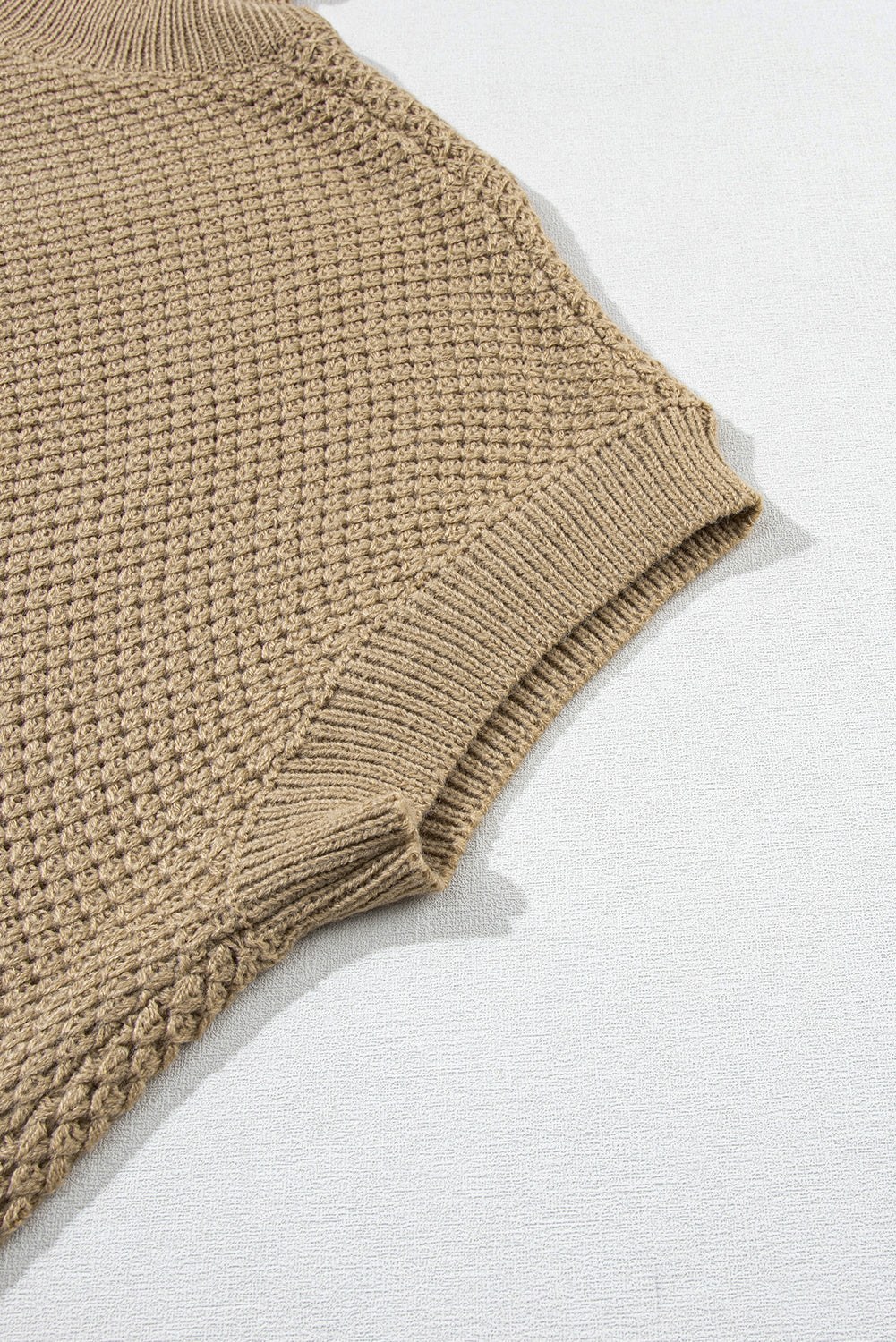 Blasser khaki-rollkragenpullover mit strukturierten kurzen ärmeln