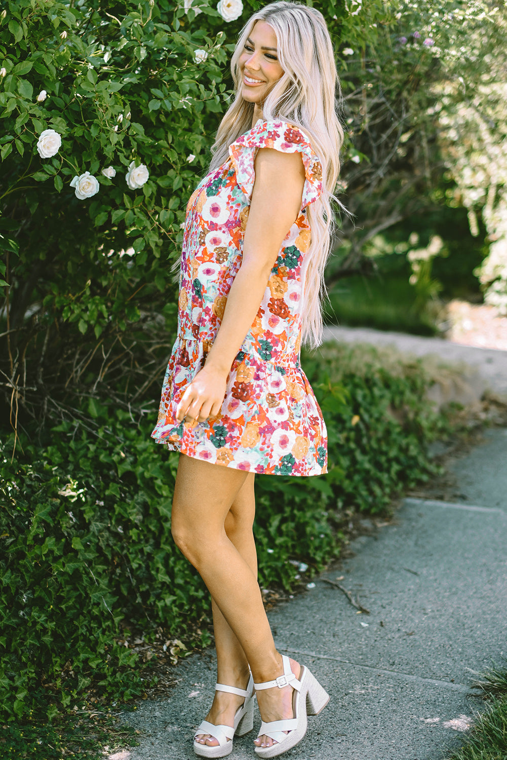 Lila kleid mit geteiltem ausschnitt und flatterärmeln mit blumendruck