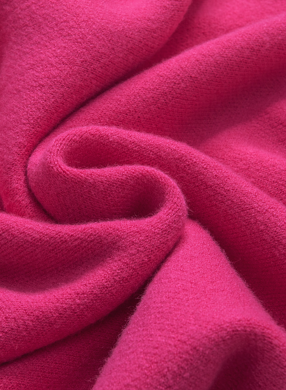 Rosenroter, perlenverzierter pullover mit v-ausschnitt und flauschigen herzen