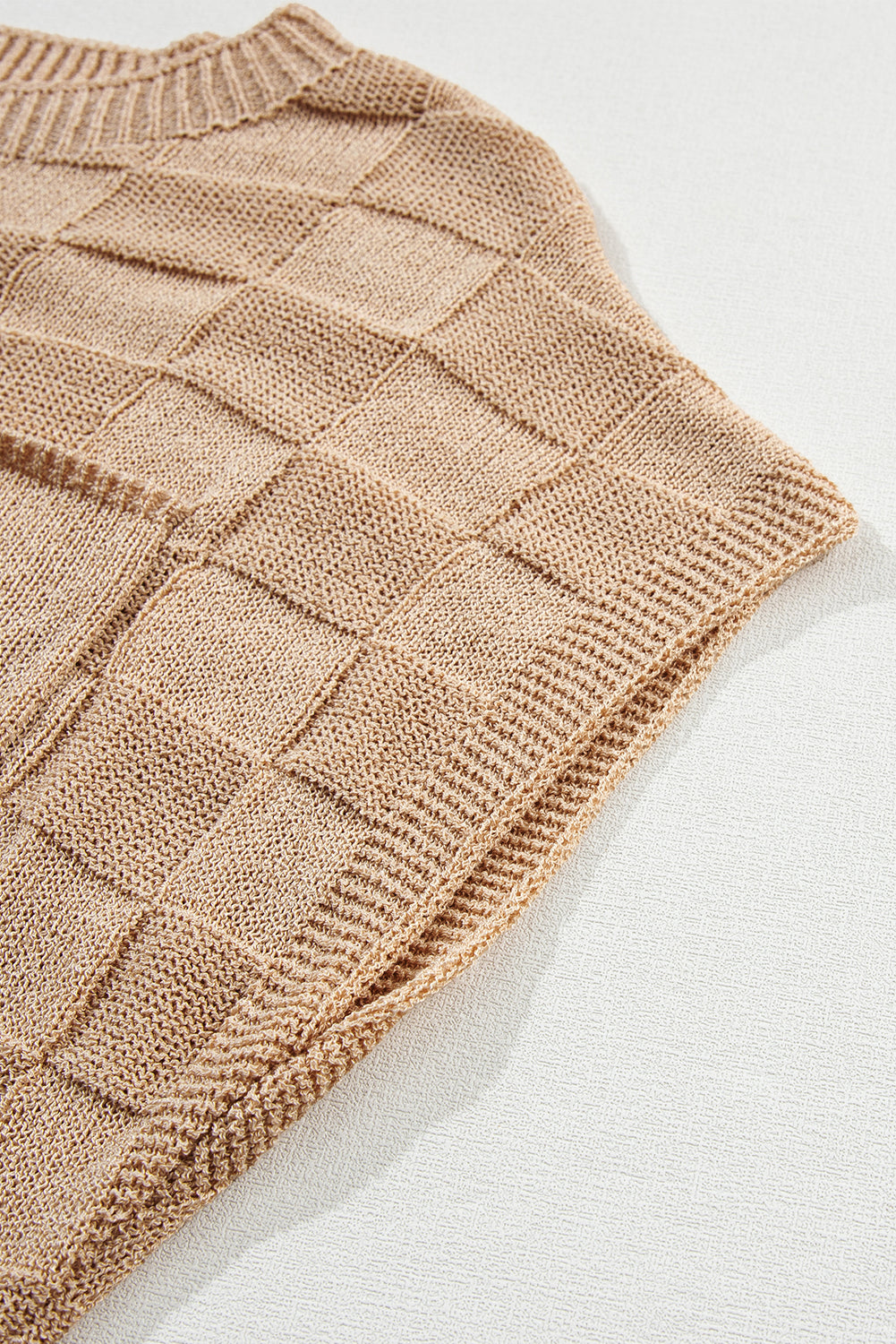 Rauchgrauer strickpullover mit kurzen ärmeln in gitterstruktur
