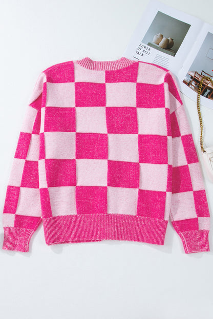 Rosa karierte strickjacke mit v-ausschnitt und geknöpften schultern