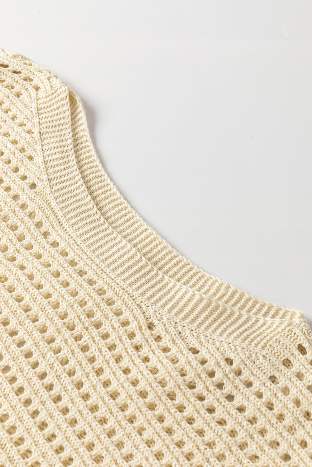 Aprikosenfarbener pullover mit offenem strickband und ärmeln