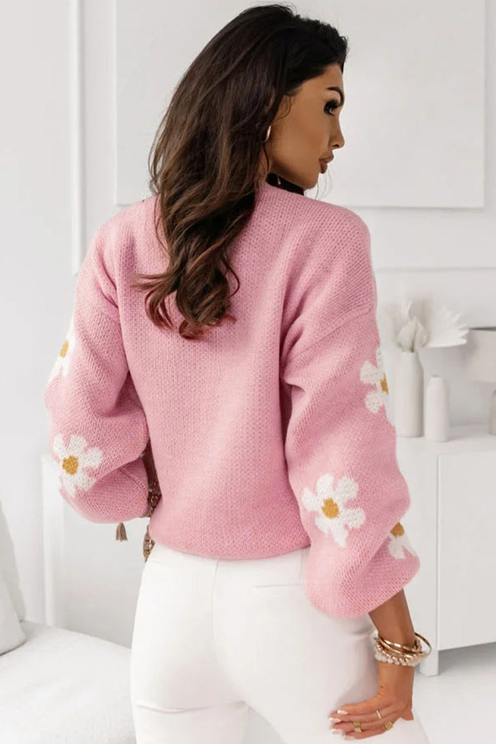 Rosa pullover mit blumenmuster und schultern