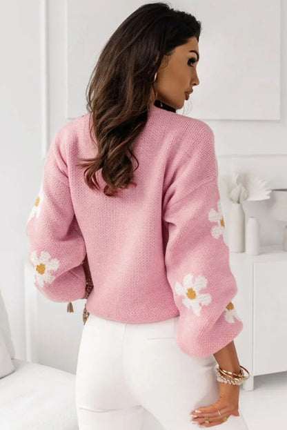 Rosa pullover mit blumenmuster und schultern