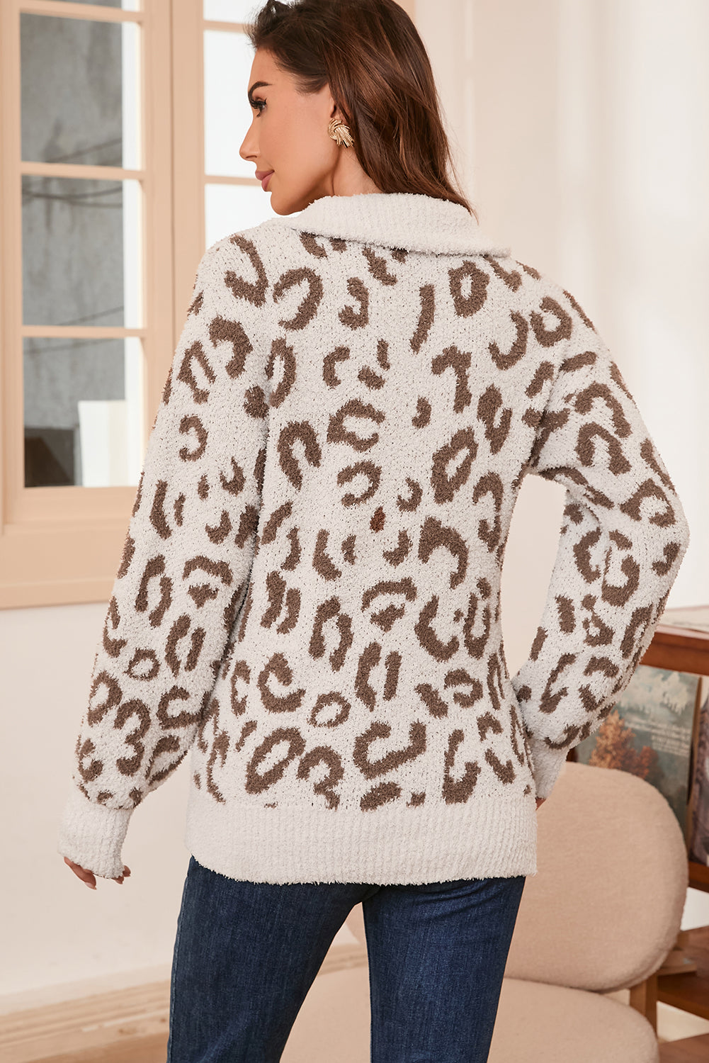 Grauer pullover mit tiermuster und reißverschluss mit kragen