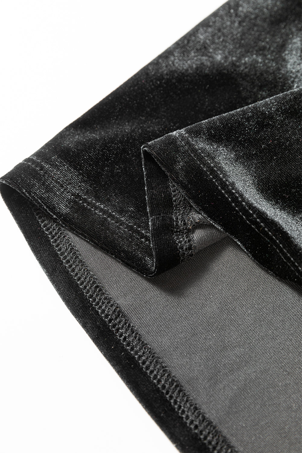 Schwarzes samtminikleid mit quadratischem ausschnitt und hoher taille und taschen