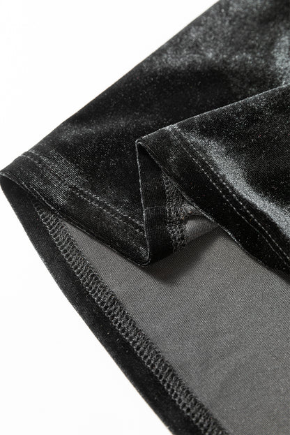 Schwarzes samtminikleid mit quadratischem ausschnitt und hoher taille und taschen