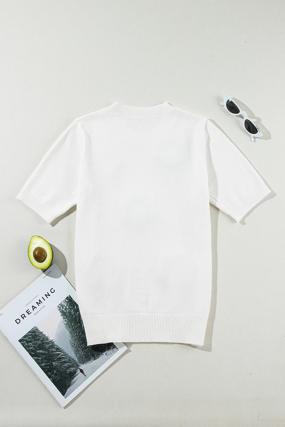 Weißer kurzarm-pullover mit niedlichen blumenapplikationen