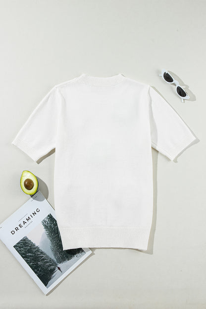 Weißer kurzarm-pullover mit niedlichen blumenapplikationen