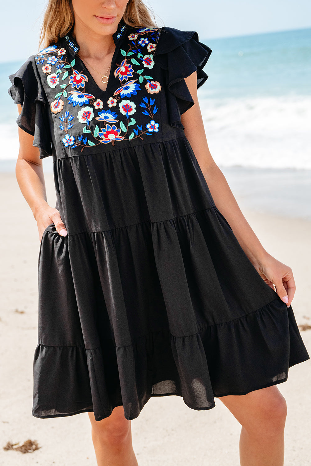 Schwarzes, mit blumen besticktes, gerafftes minikleid