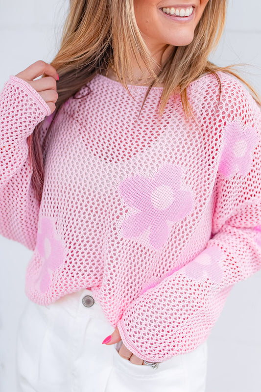 Rosafarbener pullover mit großer blume und hohlen schultern aus strick
