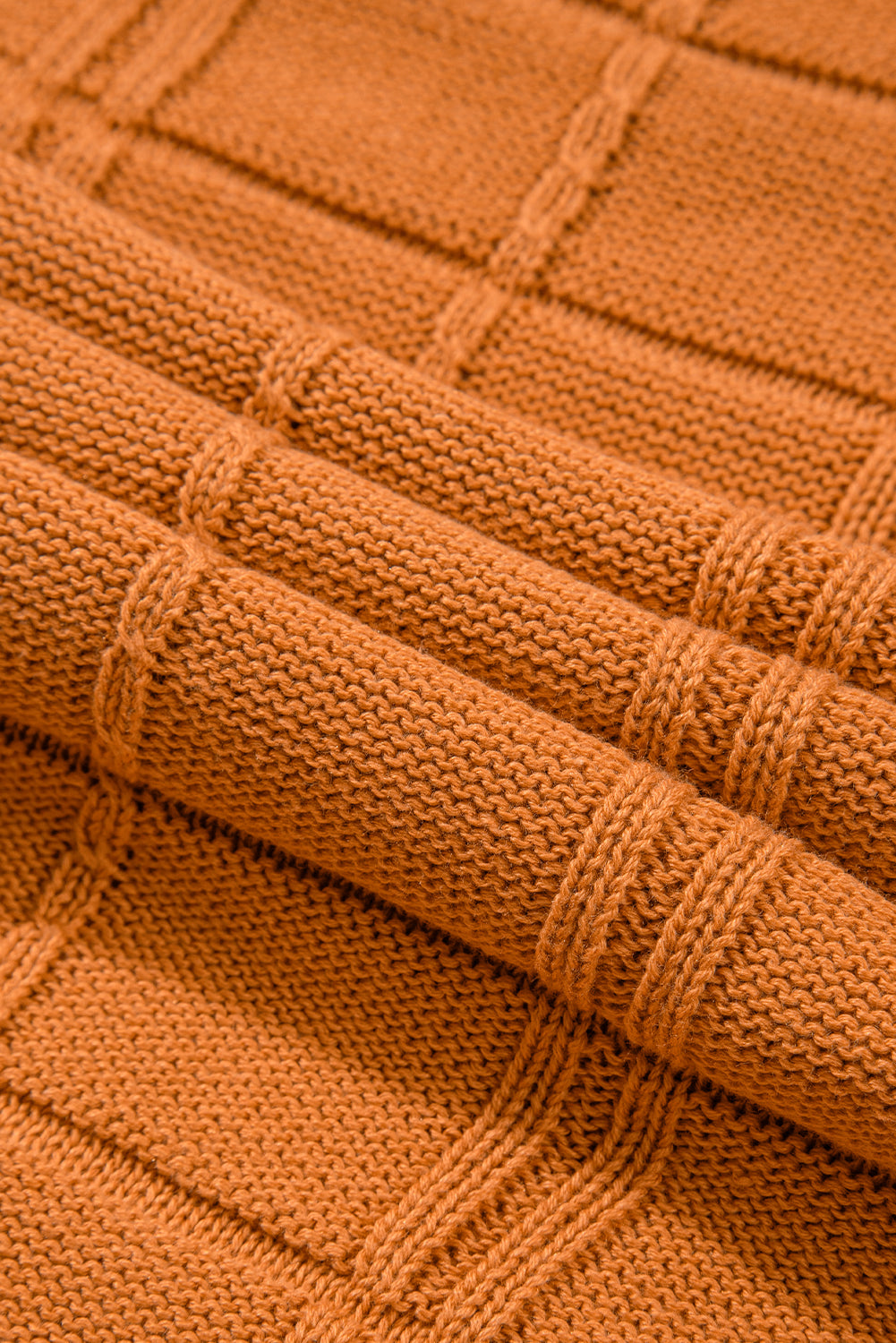 Kastanienbrauner kurzarmpullover mit gitterstruktur
