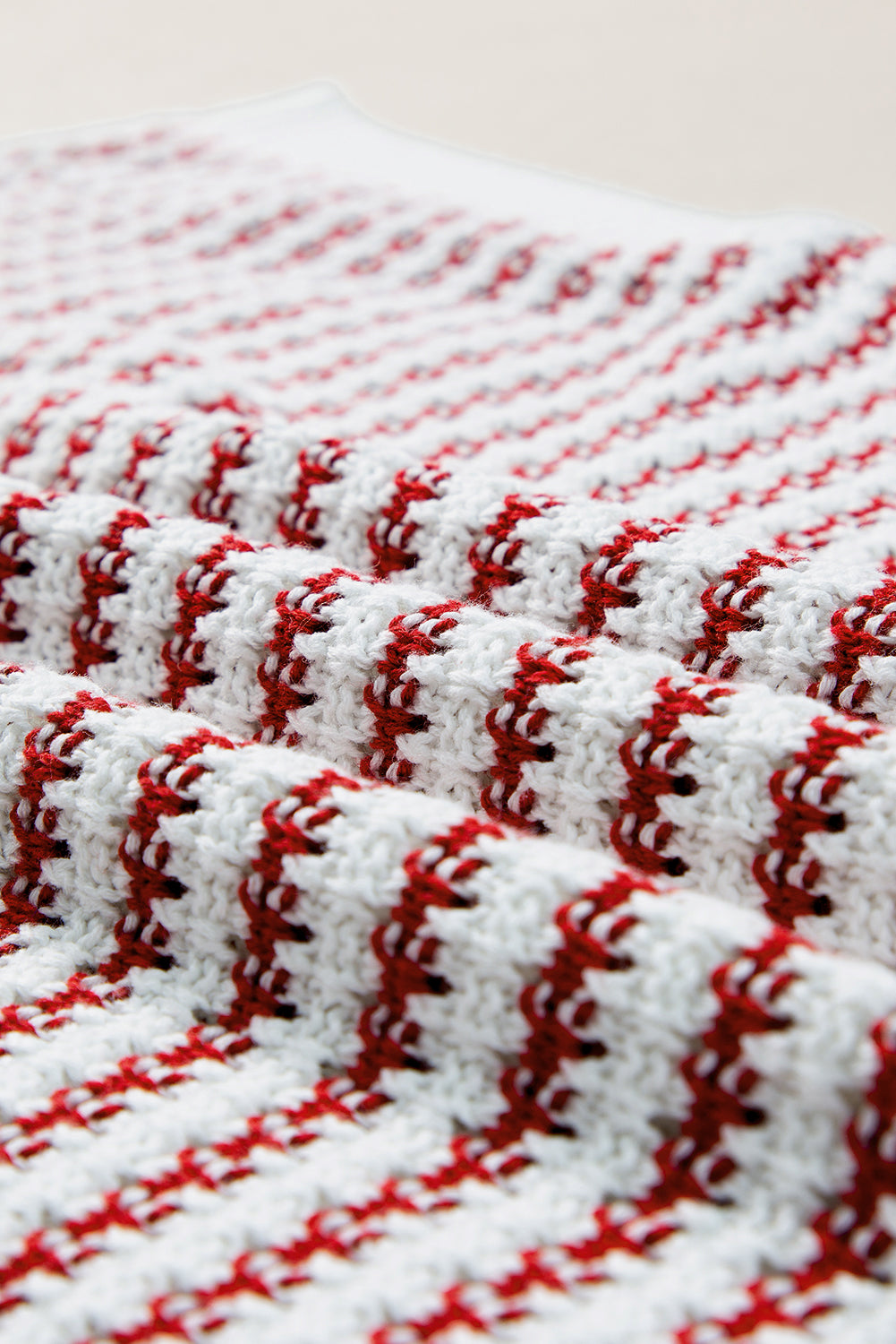 Rot gestreifte, gerippte weste mit lockerer passform und gestricktem pullover