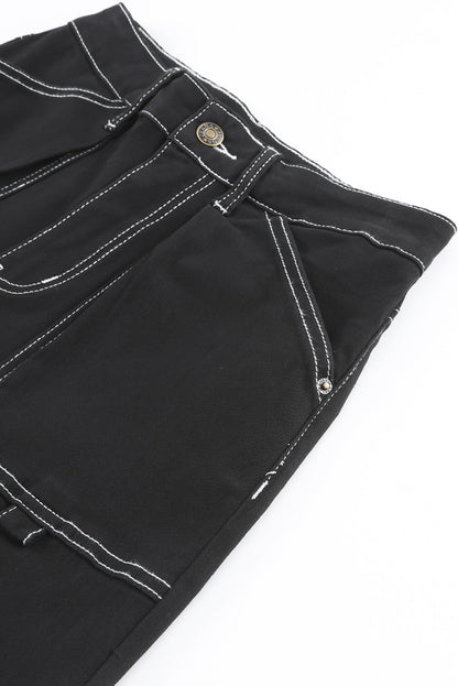 Schwarze cargo-hose mit hoher taille und geradem bein und taschen