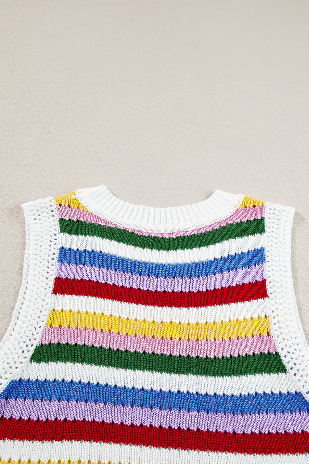 Mehrfarbig gestreifte strickweste mit ösen für schlanken pullover