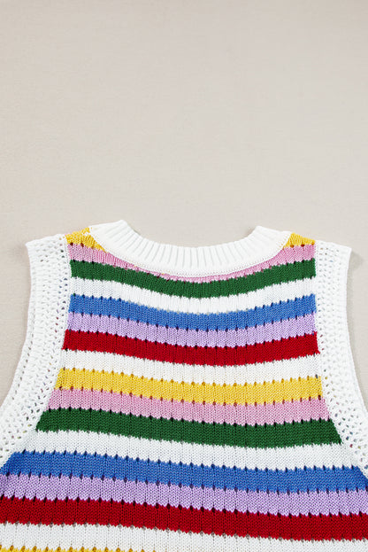 Mehrfarbig gestreifte strickweste mit ösen für schlanken pullover