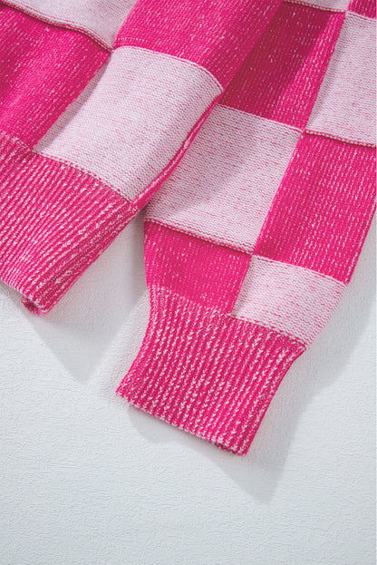 Rosa karierte strickjacke mit v-ausschnitt und geknöpften schultern