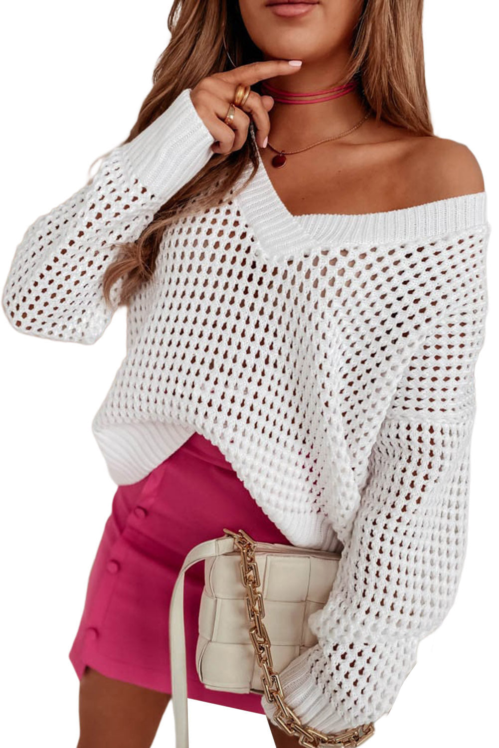 Weißer, hohl gestrickter pullover mit lockerem v-ausschnitt