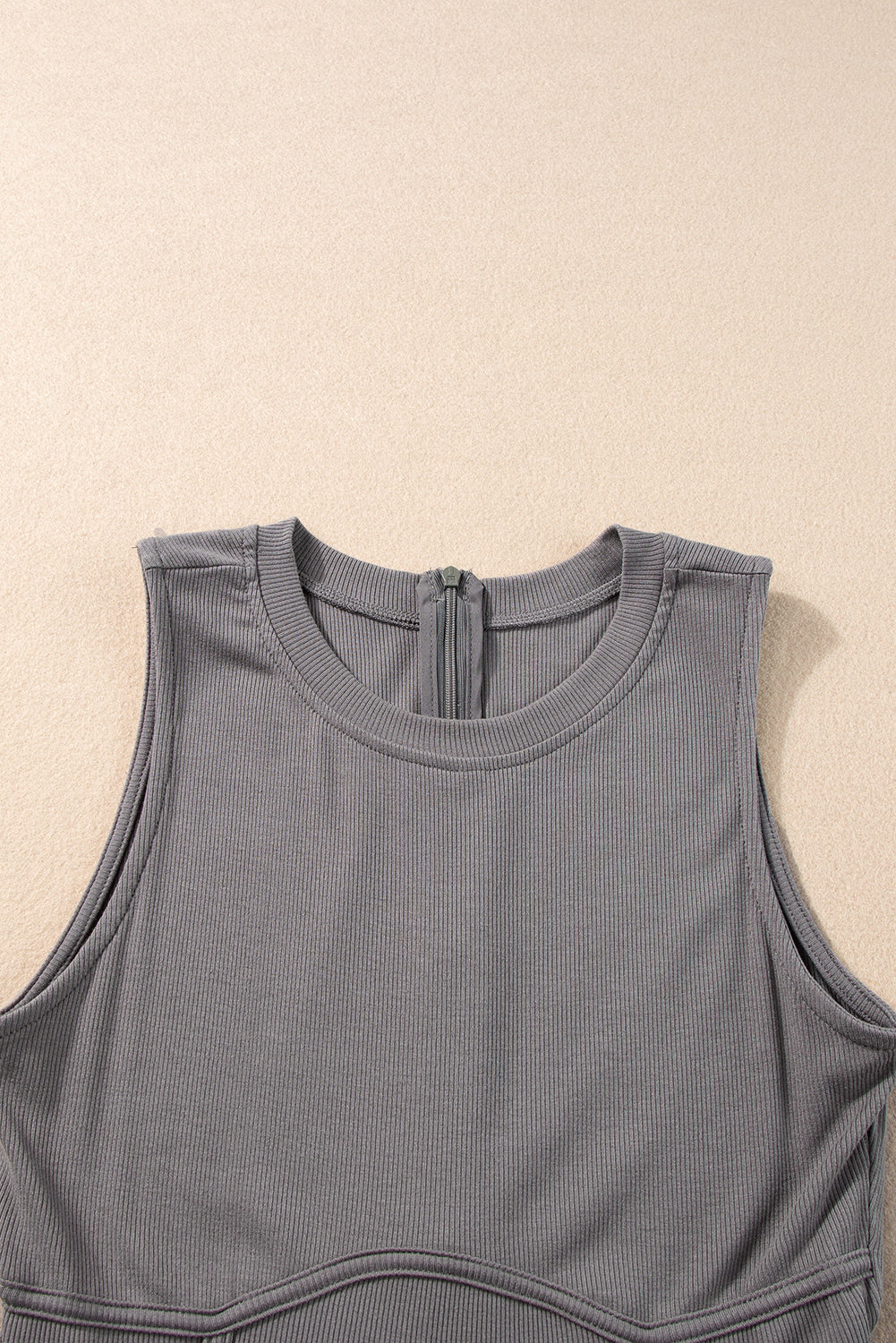 Mittelgrauer ärmelloser jumpsuit mit weitem bein und eingeschnürter taille