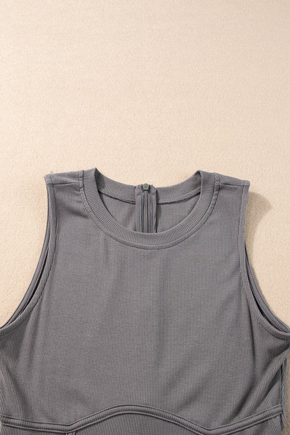 Mittelgrauer ärmelloser jumpsuit mit weitem bein und eingeschnürter taille