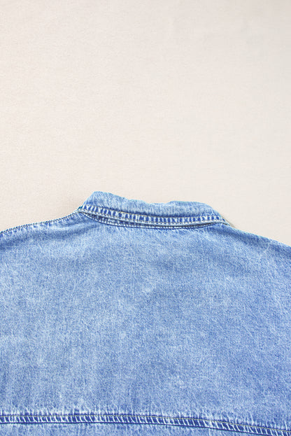 Hellblaues lockeres Hemd mit kurzen Ärmeln und mittlerer Waschung Chambray-Kleid