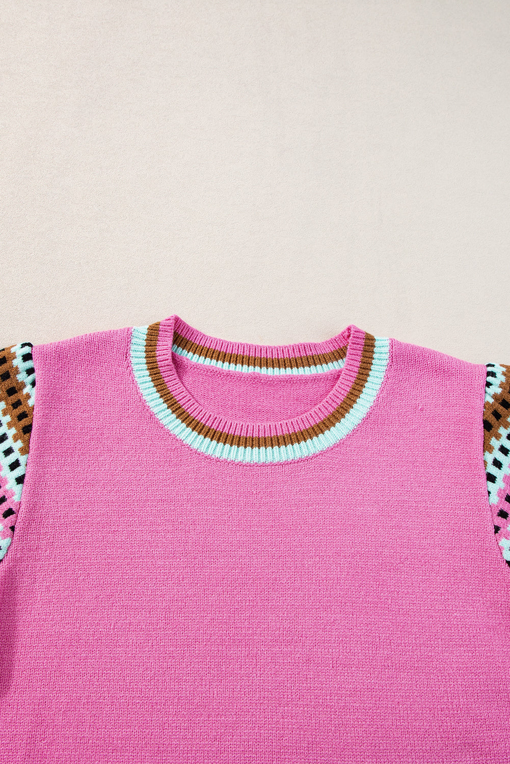 Leuchtend rosa, mit kontrast bedruckter pullover mit rundhalsausschnitt und langen ärmeln