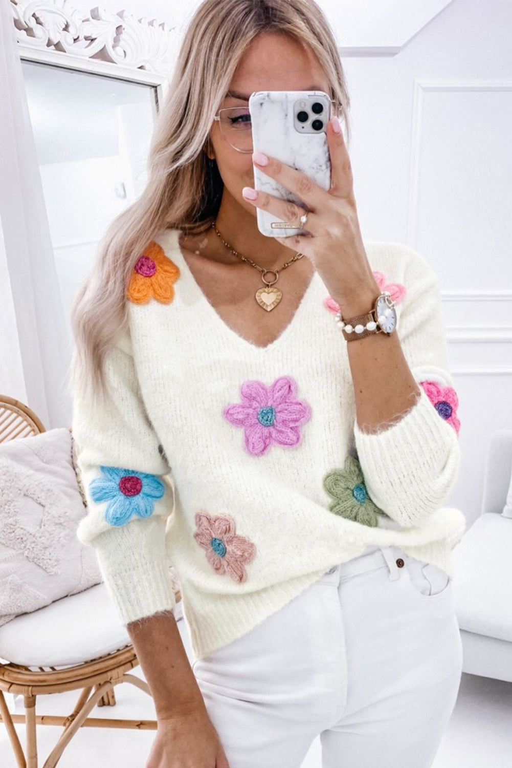 Weißer gehäkelter blumen-v-ausschnitt-pullover