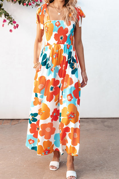 Orangefarbenes maxikleid mit selbstgebundenen trägern und gesmokter oberweite