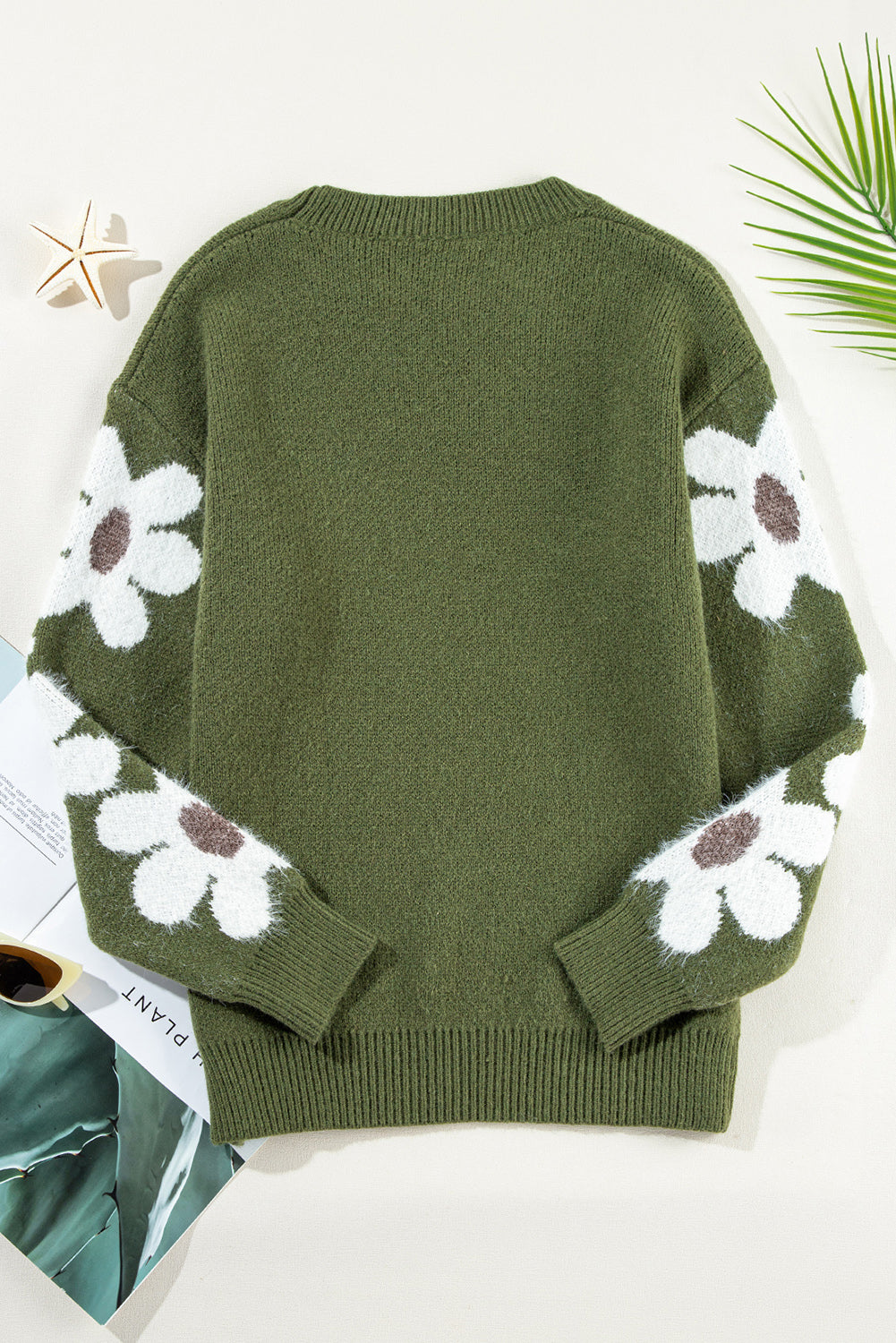 Moosgrüner pullover mit blumenärmeln und hängeschultern