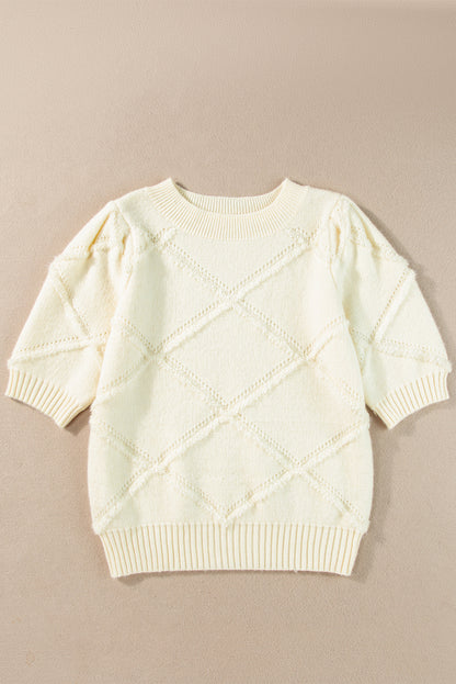 Weißer kurzarmpullover mit rautenmuster und gerippten abschlüssen