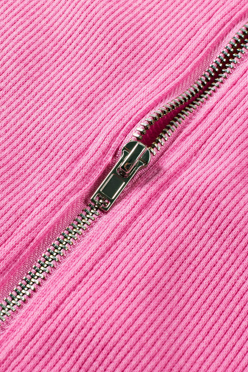 Bonbon sweatshirt-kleid mit viertelreißverschluss und kapuzenärmel