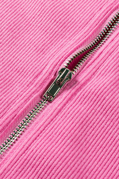 Bonbon sweatshirt-kleid mit viertelreißverschluss und kapuzenärmel