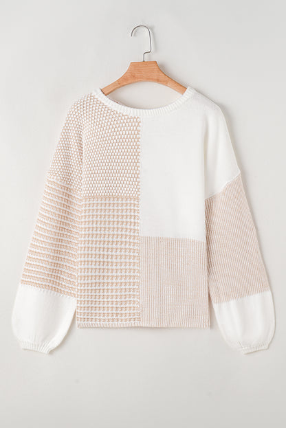 Haferflockenfarbener strickpullover mit gemischtem muster und schlüsselloch für die schultern