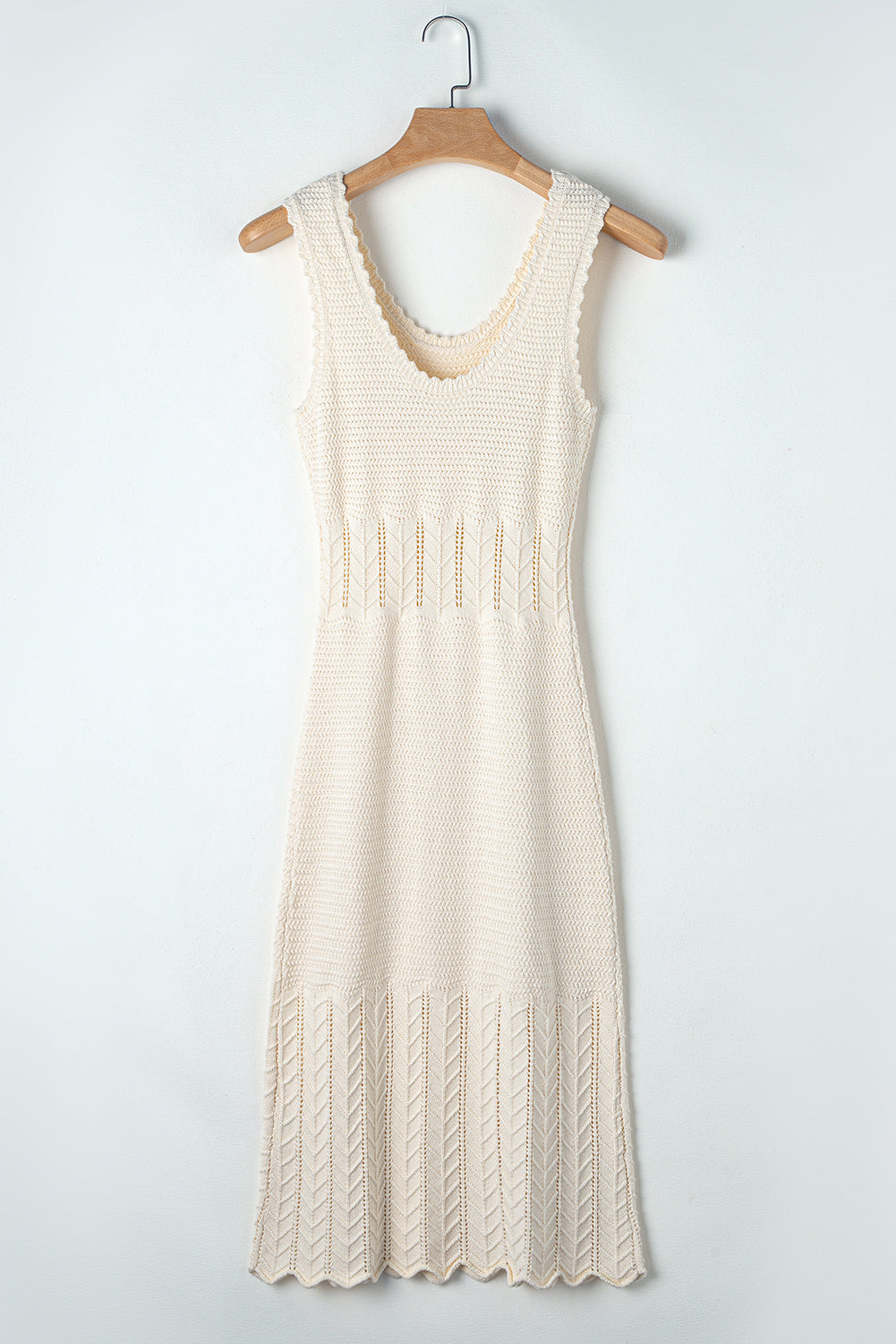 Beigefarbenes strickkleid ohne ärmel mit mischstruktur