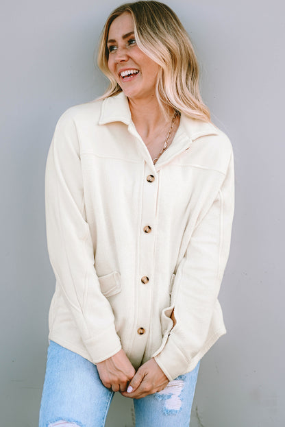 Beige knopfleiste mit nähten tasche rohsaum jacke