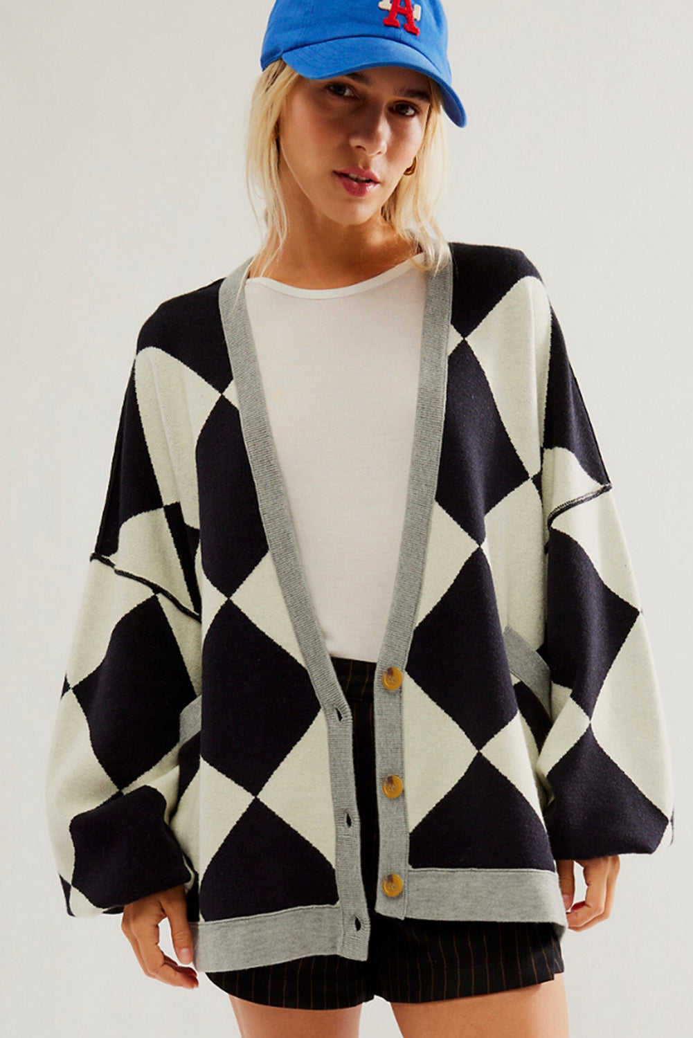 Schwarzer colorblock-cardigan mit geknöpften schultern und lockerer passform
