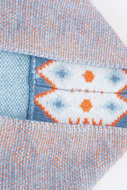 Blaue strickjacke mit aztekenmuster und offener vorderseite
