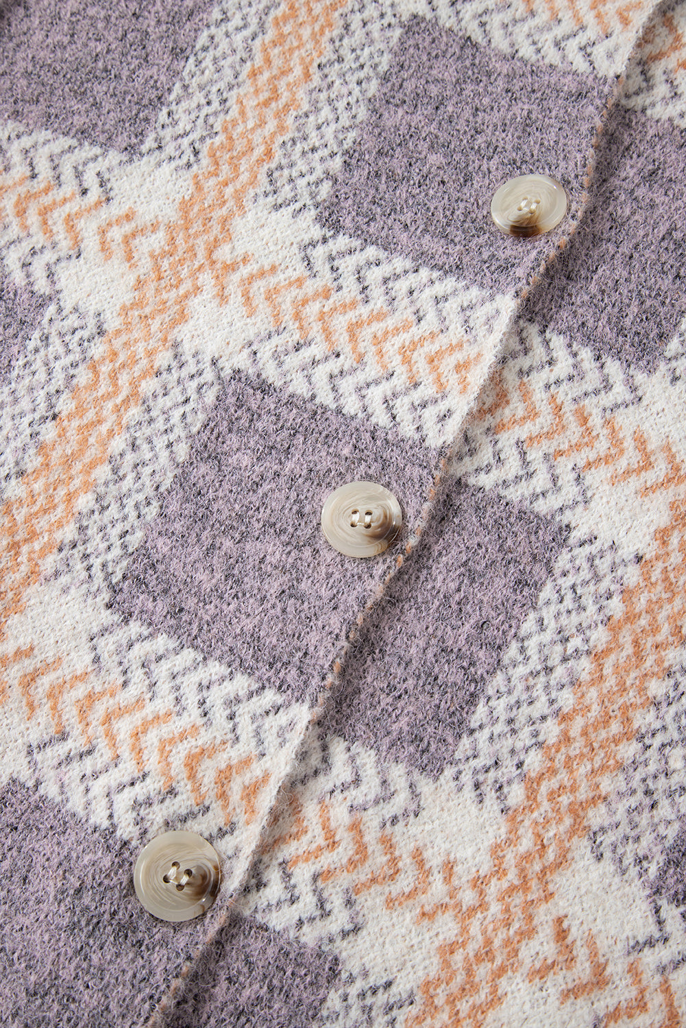 Himmelblaue karierte strickjacke mit knopfleiste und flauschmuster