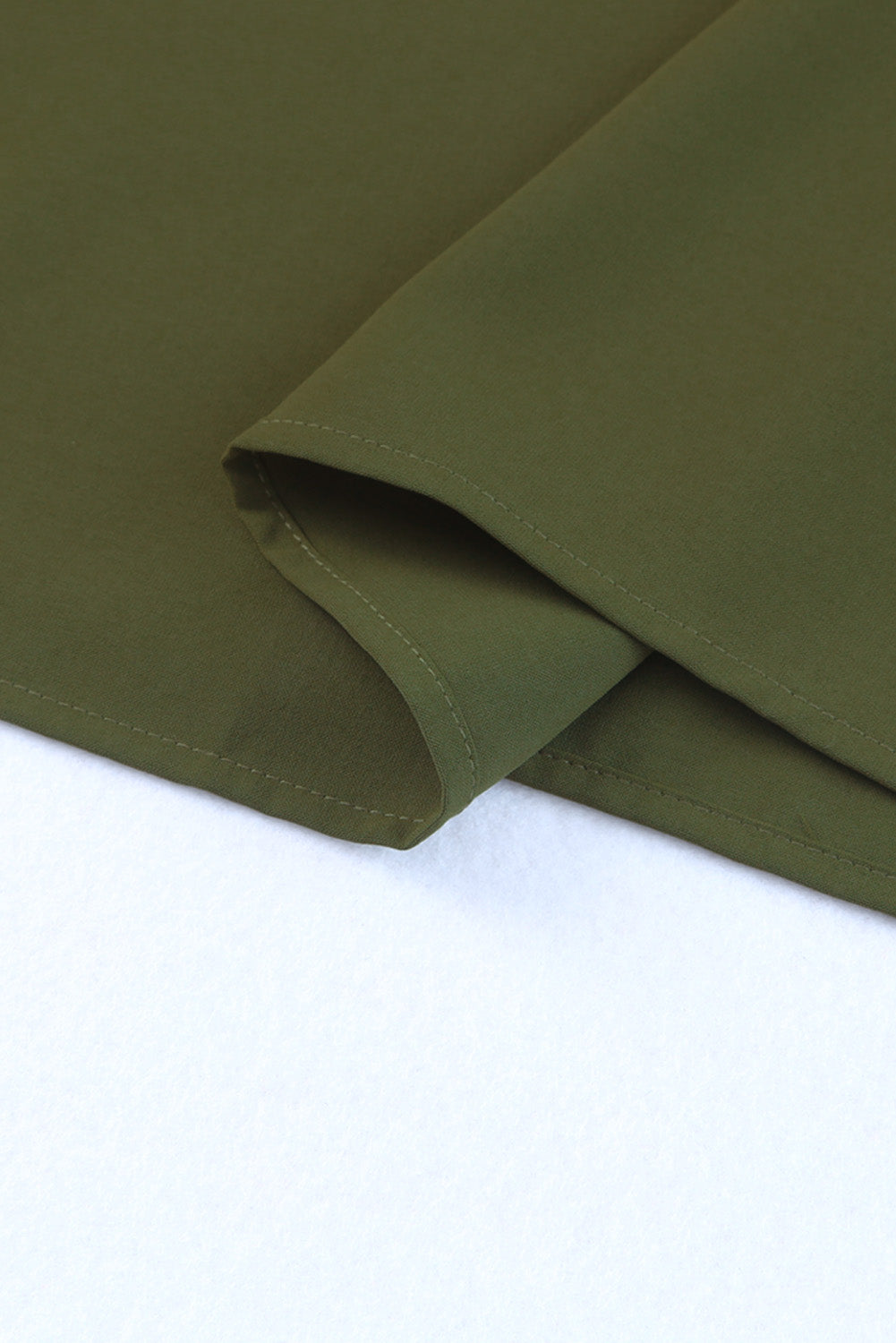 Grünes shirtkleid mit gerafften ärmeln und geteiltem v-ausschnitt