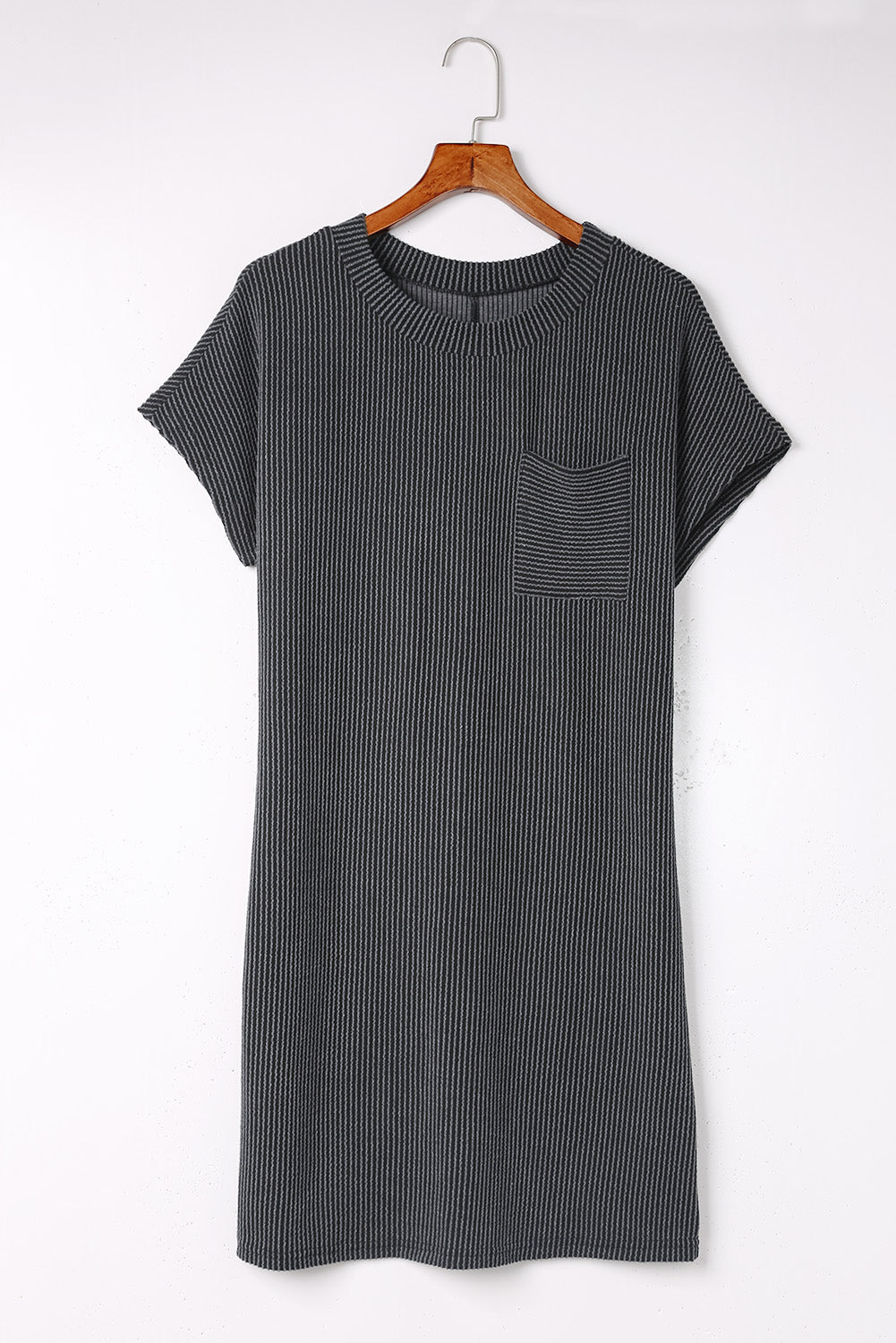 Graues gestreiftes rippenstrick-t-shirt-shiftkleid